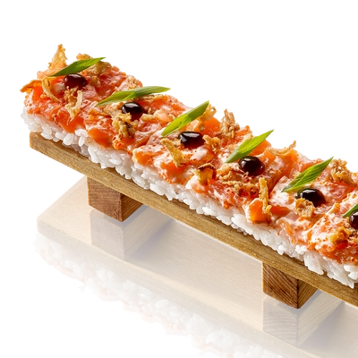 Осидзуси с лососем и соусом тобико