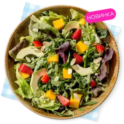 Fresh салат с клубникой, манго и миндалем под перуанской заправкой